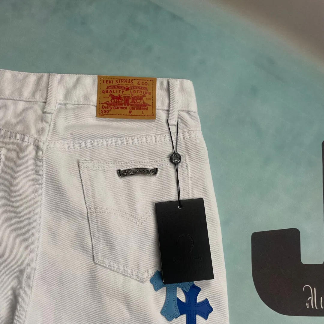 🅿️240 🔘Style No.-KL121 🔘Cro Heart𝐂𝐡𝐫𝐨𝐦𝐞 𝐇𝐞𝐚𝐫𝐭 Miami high street white and blue cross patchwork leather retro straight jeans* are carefully crafted with top-notch heavy-duty washing technology, and every process is dedicated to ingenuity. The calfskin is precisely laser-cut and turned into exquisite crosses, showing a luxurious texture in every detail. Paired with distressed silver hardware, the retro charm and fashion style are cleverly blended. The straight-leg design is a unique one, instantly slimming the upper body, modifying the lines of the legs, and showing a neat and capable temperament. From fabric selection to craftsmanship, every step is strictly controlled to show high-end quality and be clearly distinguished from ordinary products on the market. It is tailor-made for you who pursue the ultimate fashion.  Size: S M L XL (28.30.32.34) Color: White